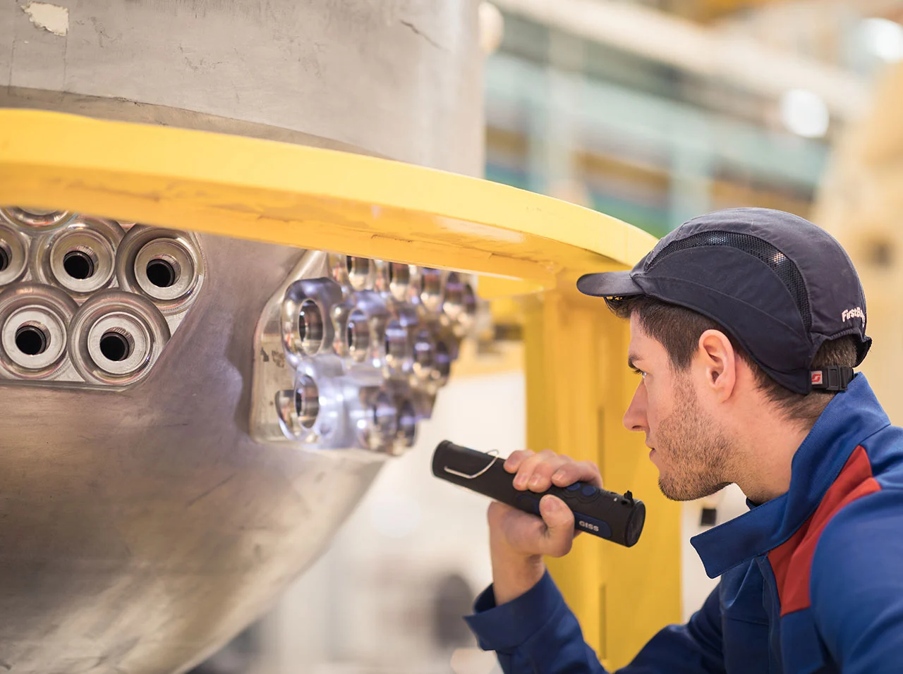 Seadustry qualiticien en train d'inspecter une pièce metallique